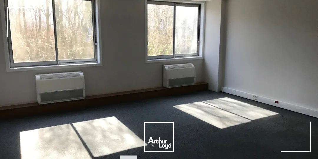 A louer - Bâtiment d'activités au sein d'un parc d' activité rénové avec une hauteur sous plafond de 6.50 m² - Dardilly Techlid