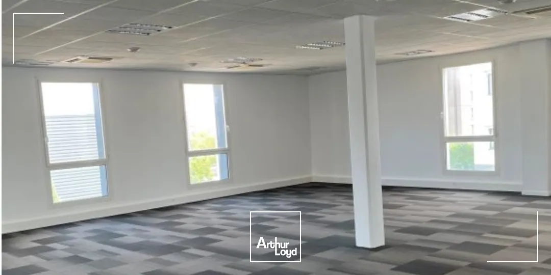 A louer - LE TRIOPOLE - Bureaux dans plusieurs bâtiments - Saint Priest