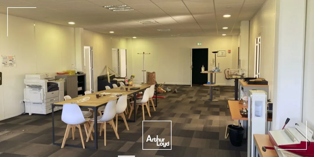 A louer - LE TRIOPOLE - Bureaux dans plusieurs bâtiments - Saint Priest