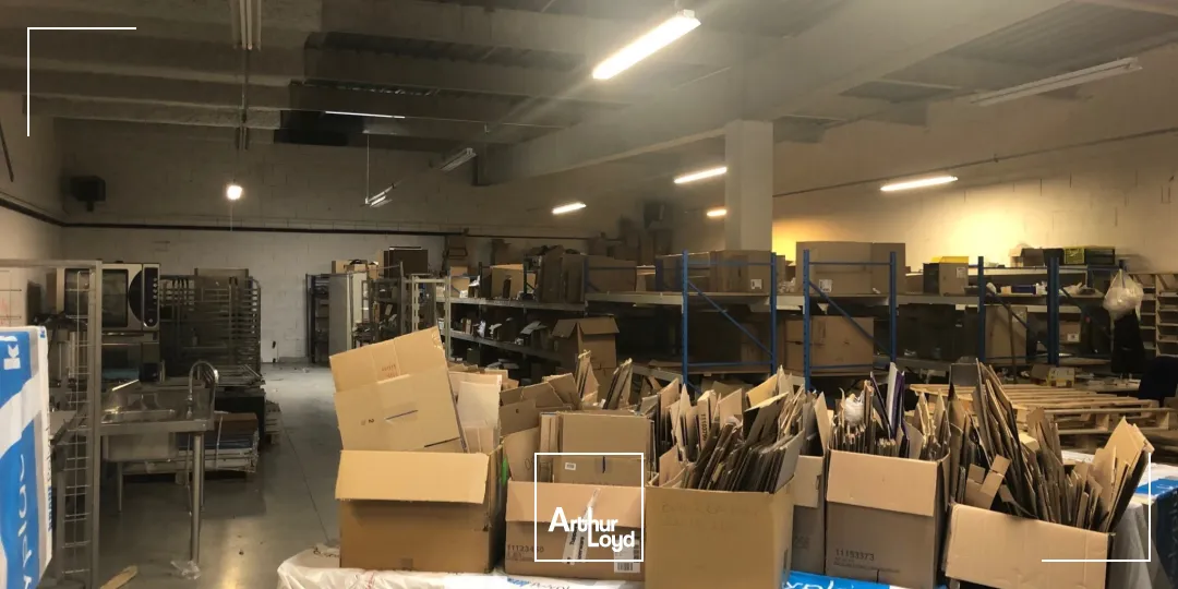 Local d'activités avec bureaux et showroom - à la location - dans la ZI de Corbas