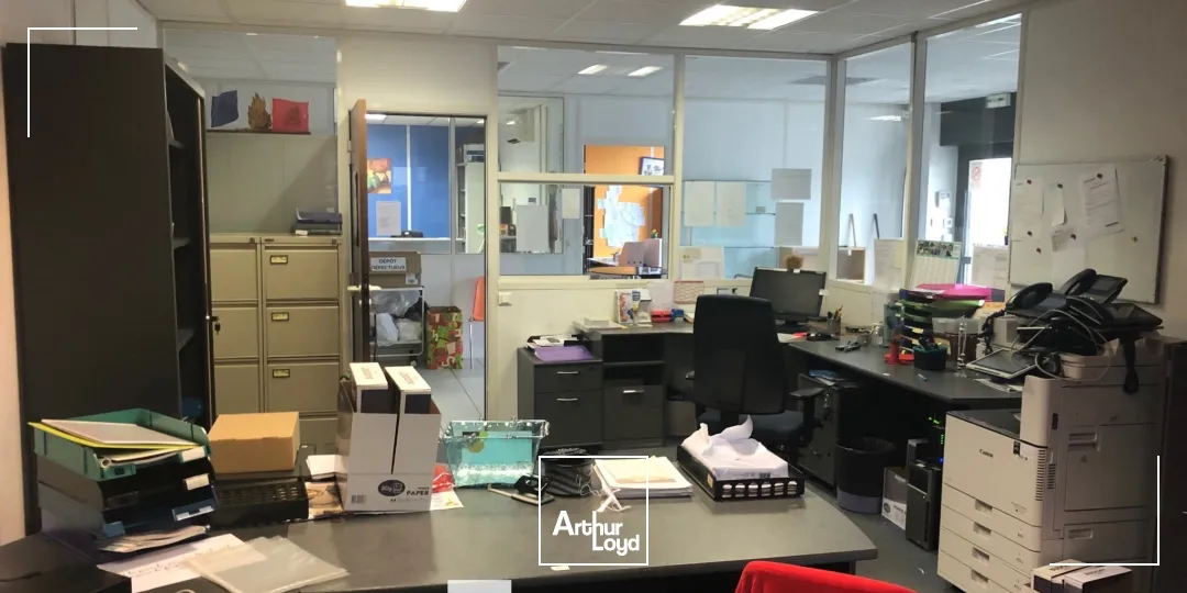 Local d'activités avec bureaux et showroom - à la location - dans la ZI de Corbas