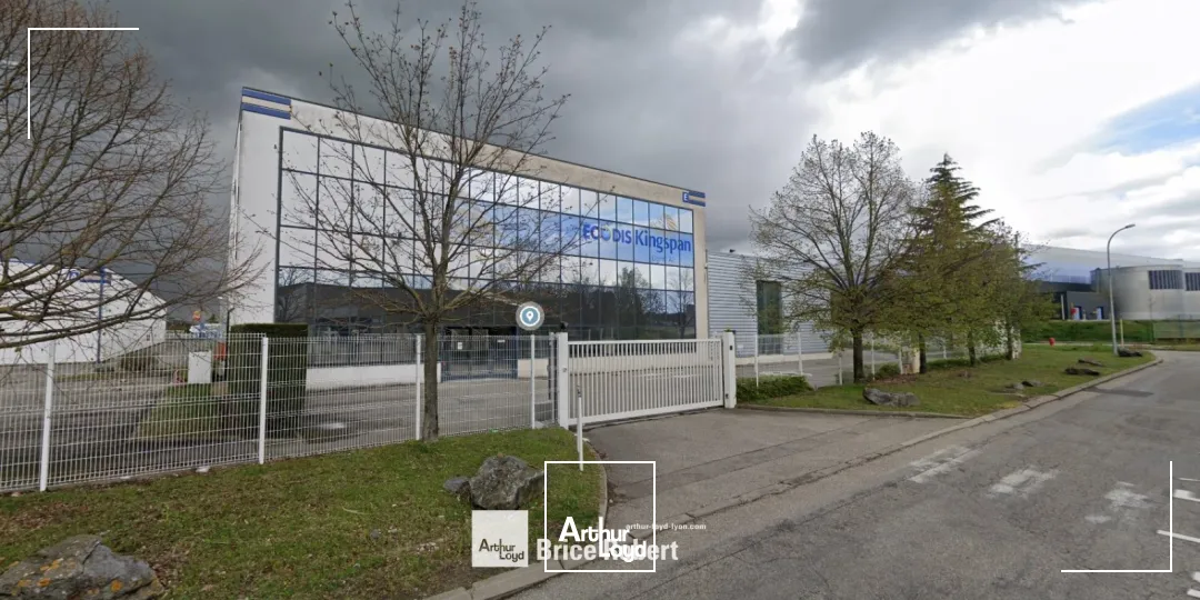 Bâtiment d'activité avec grande surface de bureaux - sur parcelle de 2500 m² - à l'achat - Chaponnay