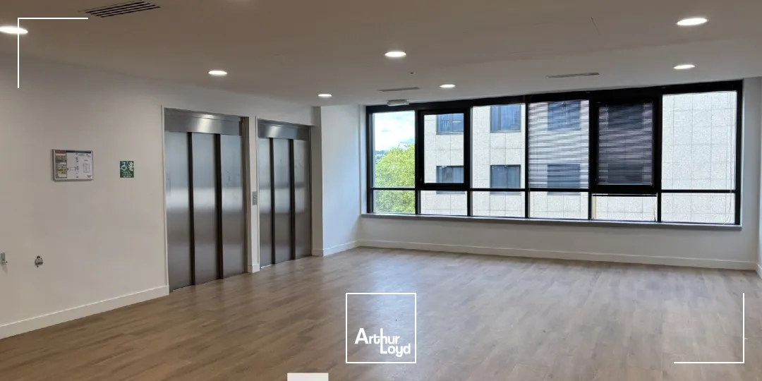 A louer - LE PATIO - Bureaux en entrée de ville dans le quartier du Parc de la Tête d'Or , - Villeurbanne