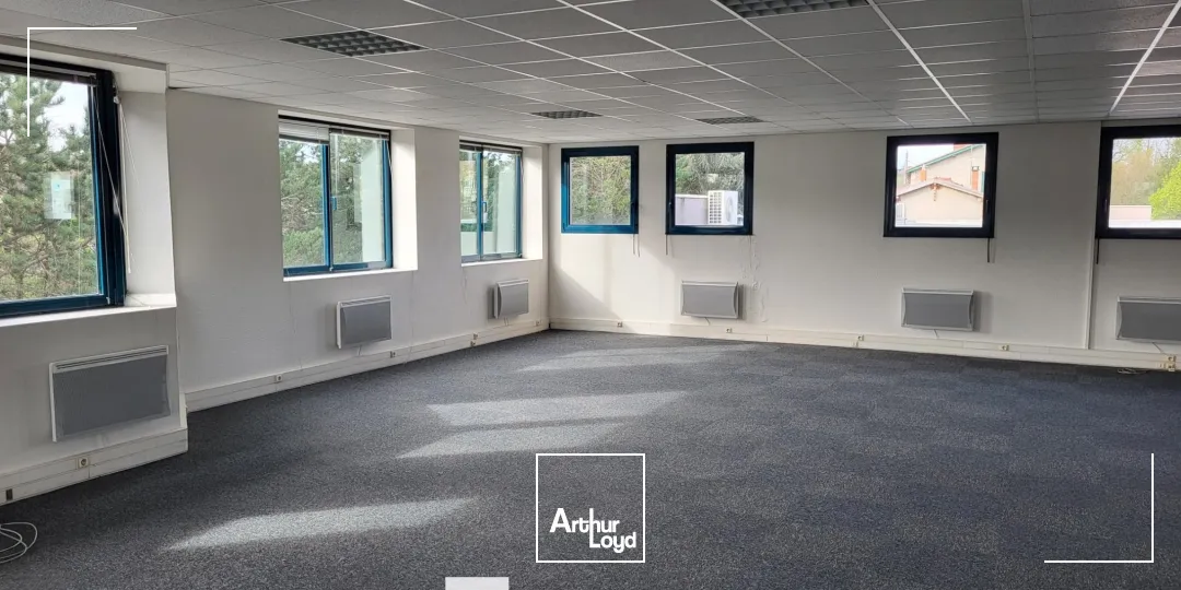 A vendre - VILLA MERCEDES - Bureaux avec des Open space - Saint Genis Laval