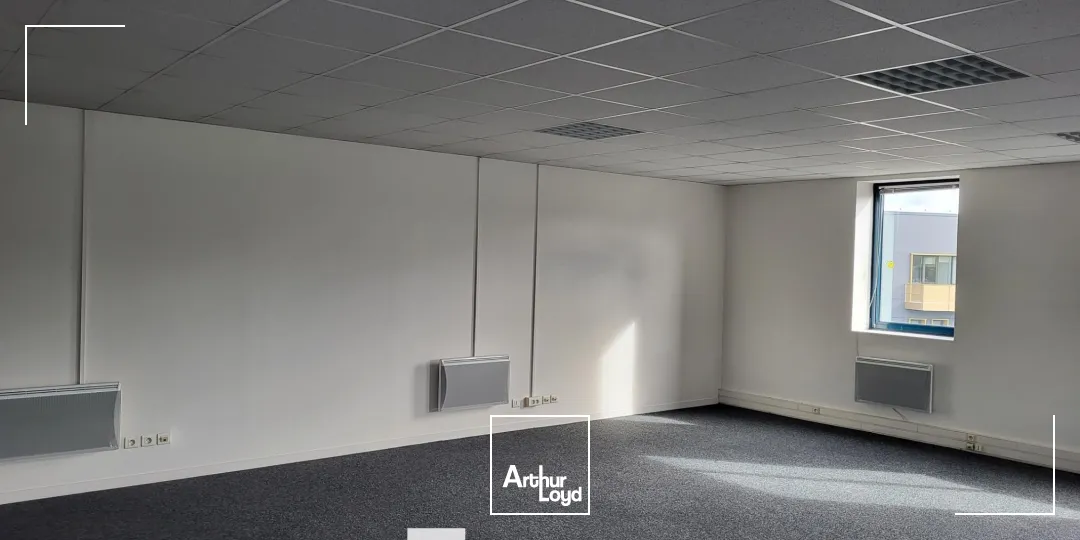 A vendre - VILLA MERCEDES - Bureaux avec des Open space - Saint Genis Laval