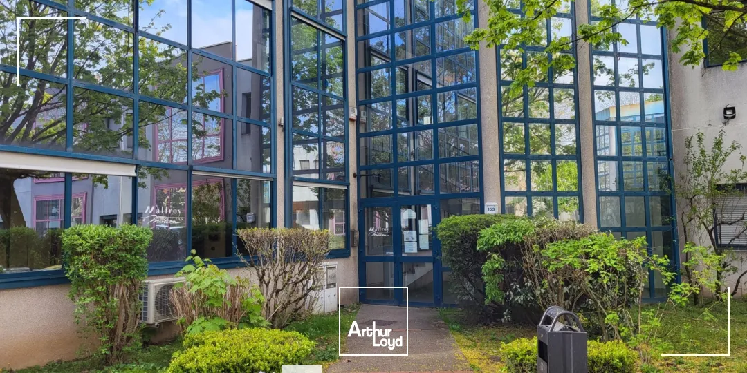 A vendre - VILLA MERCEDES - Bureaux avec des Open space - Saint Genis Laval