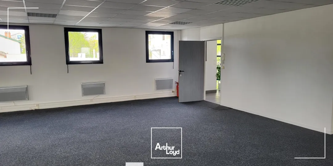 A vendre - VILLA MERCEDES - Bureaux avec des Open space - Saint Genis Laval