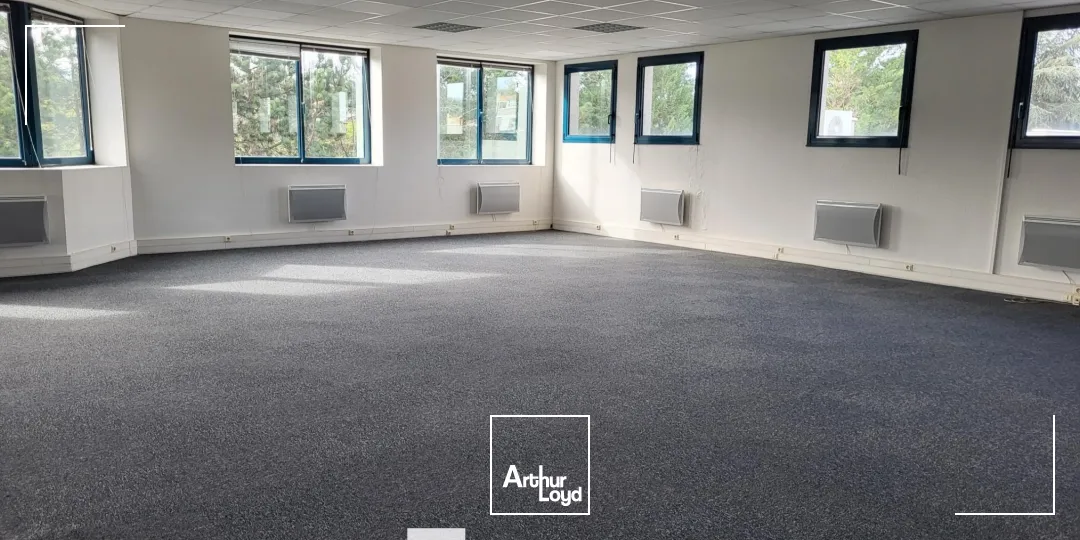 A vendre - VILLA MERCEDES - Bureaux avec des Open space - Saint Genis Laval