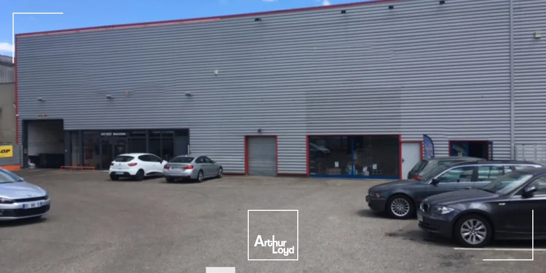 Local d'activités entièrement rénové idéal pour une activité avec du stockage - à la location - à St Genis Laval