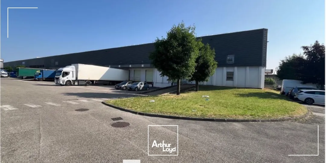 A louer - Bâtiments industriels avec quais d'accès sur porte - Vénissieux
