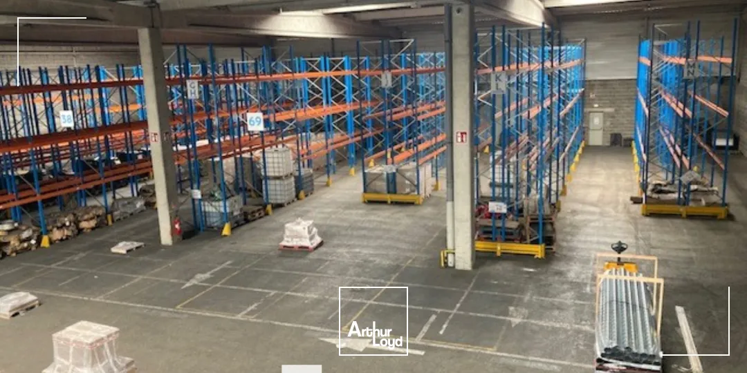 A VENDRE - Bâtiment d'activités avec 7 quais de déchargement - situé à Saint-Quentin Fallavier 