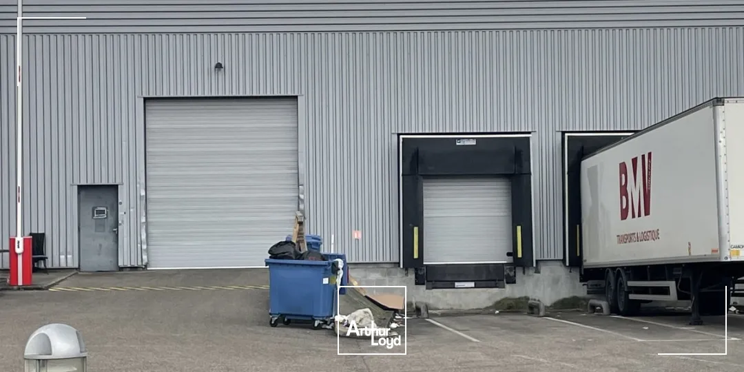 A LOUER - Bâtiment d'activités récent avec 2 quais - SAINT-PRIEST