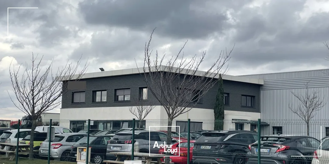 A LOUER - Bâtiment d'activités récent avec 2 quais - SAINT-PRIEST