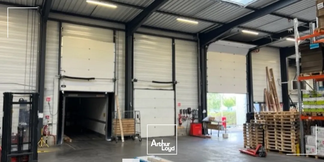 A LOUER - Bâtiment d'activités récent avec 2 quais - SAINT-PRIEST