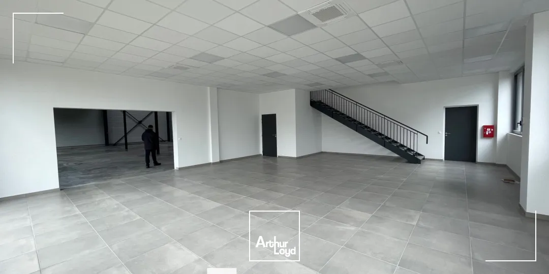 A LOUER - Local d'activités neuf avec espace de stockage et grande hauteur sous plafond - à Chassieu