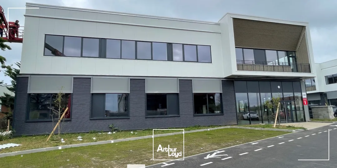 A LOUER - Local d'activités neuf avec espace de stockage et grande hauteur sous plafond - à Chassieu