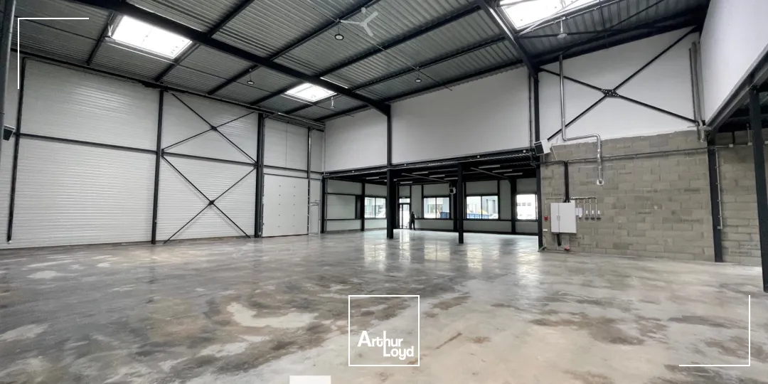 A LOUER - Local d'activités neuf avec espace de stockage et grande hauteur sous plafond - à Chassieu