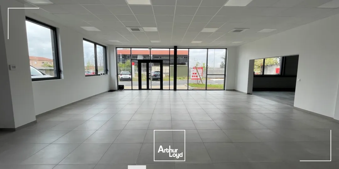 A LOUER - Local d'activités neuf avec espace de stockage et grande hauteur sous plafond - à Chassieu