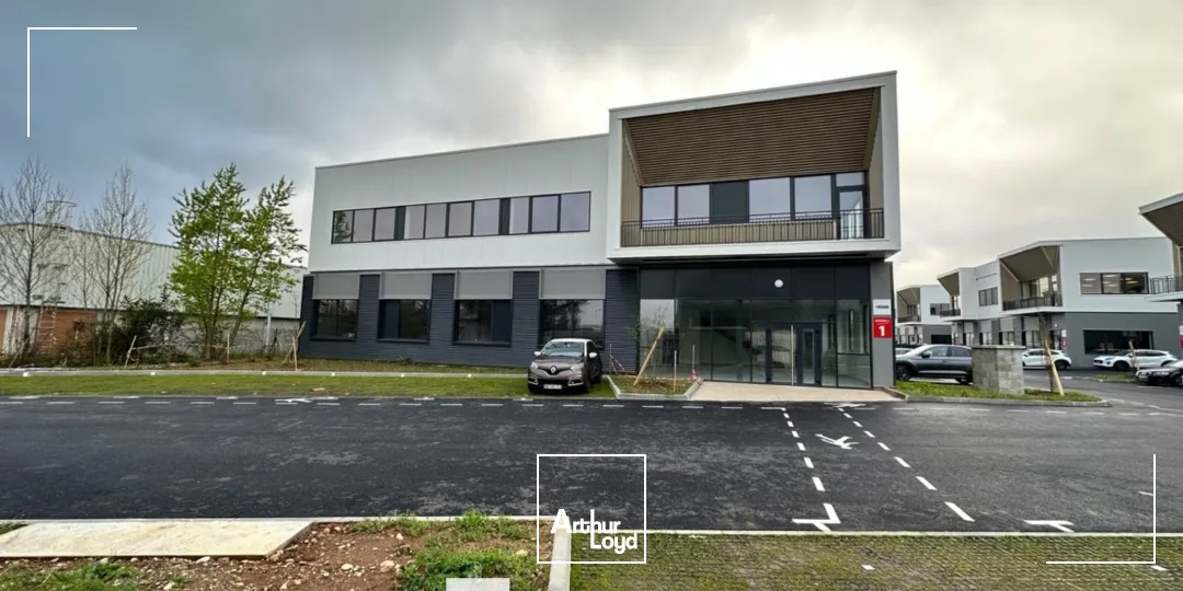 A LOUER - Local d'activités neuf avec espace de stockage et grande hauteur sous plafond - à Chassieu