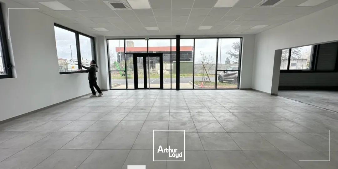 A LOUER - Local d'activités neuf avec espace de stockage et grande hauteur sous plafond - à Chassieu