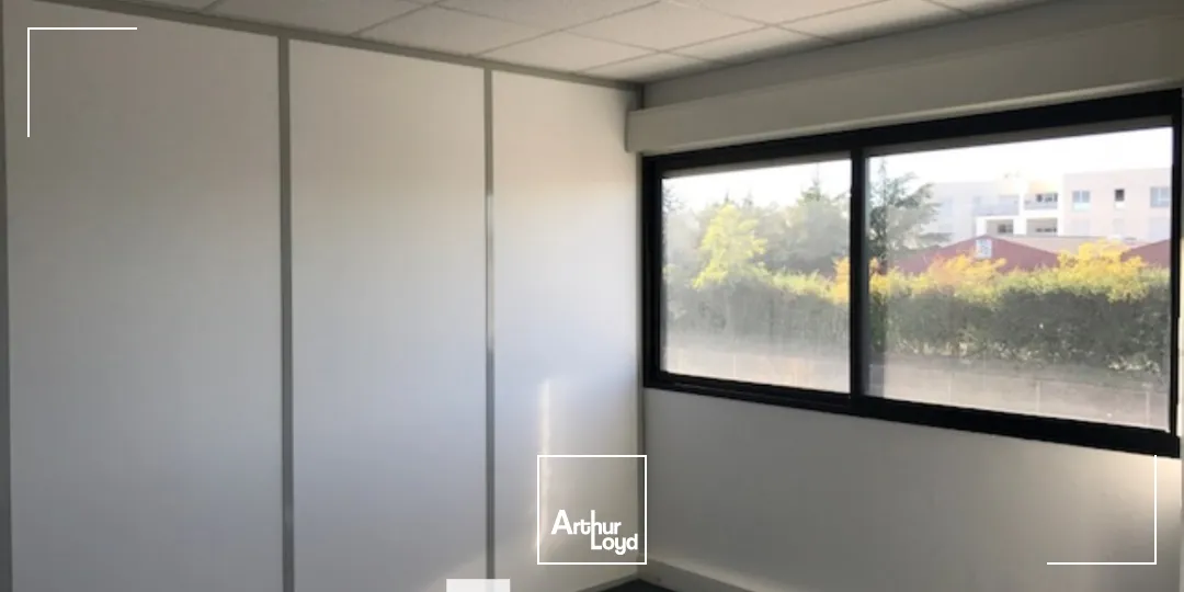 Local d'activités situé à Vaulx en Velin et disponible à la location.