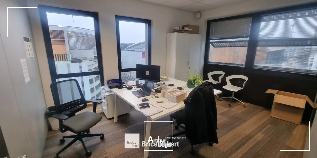 A louer - EOLIS - Bureaux lumineux dans un immeuble au coeur de Confluence - Lyon 2ème