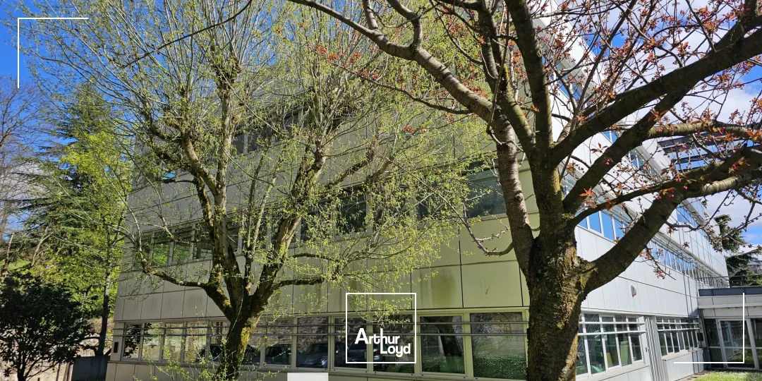 A louer - VAL D'ECULLY - Bureaux accompagnés de nombreuses places de parking - Ecully