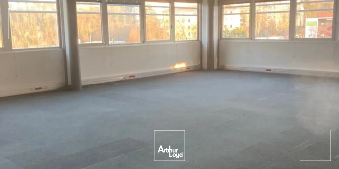 A louer - VAL D'ECULLY - Bureaux accompagnés de nombreuses places de parking - Ecully