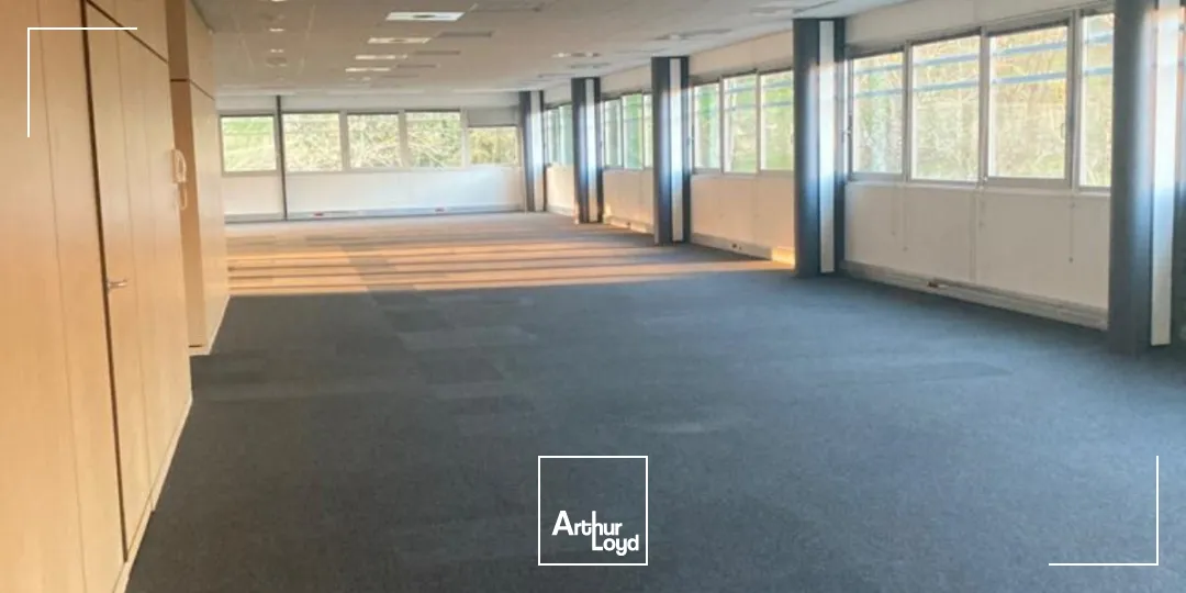 A louer - VAL D'ECULLY - Bureaux accompagnés de nombreuses places de parking - Ecully