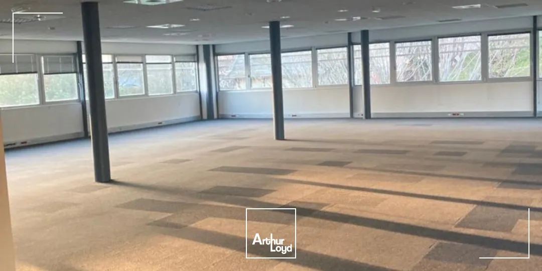 A louer - VAL D'ECULLY - Bureaux accompagnés de nombreuses places de parking - Ecully