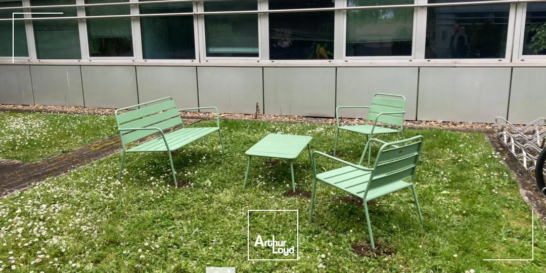 A louer - VAL D'ECULLY - Bureaux accompagnés de nombreuses places de parking - Ecully