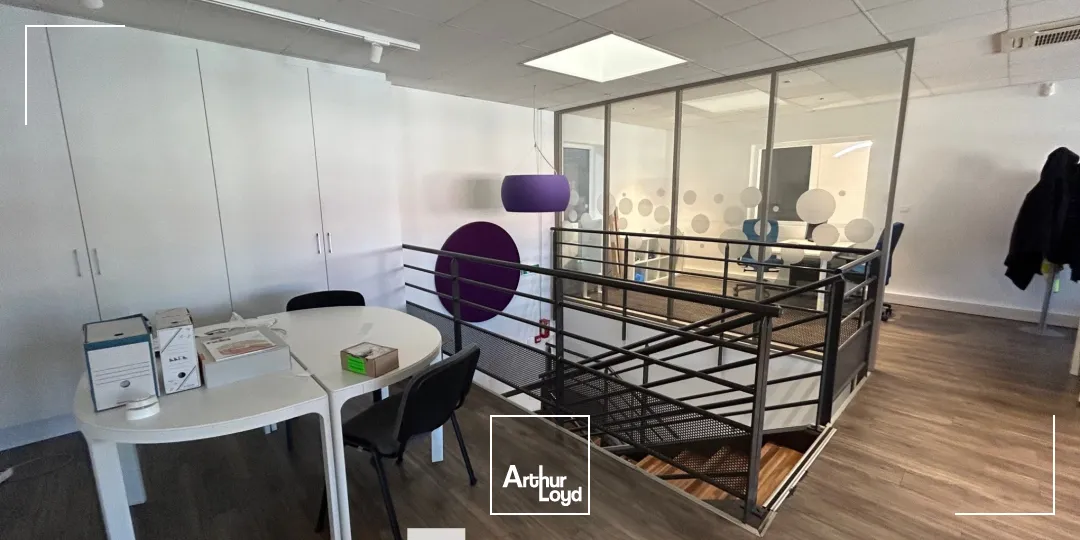 A louer - Local d'activités avec une porte sectionnelle électrique - Oullins