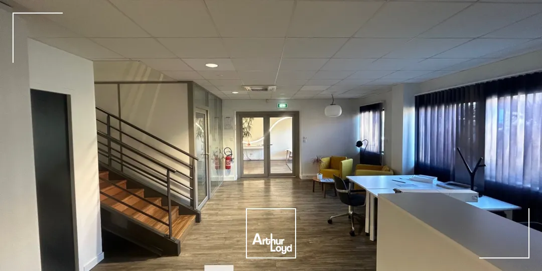 A louer - Local d'activités avec une porte sectionnelle électrique - Oullins