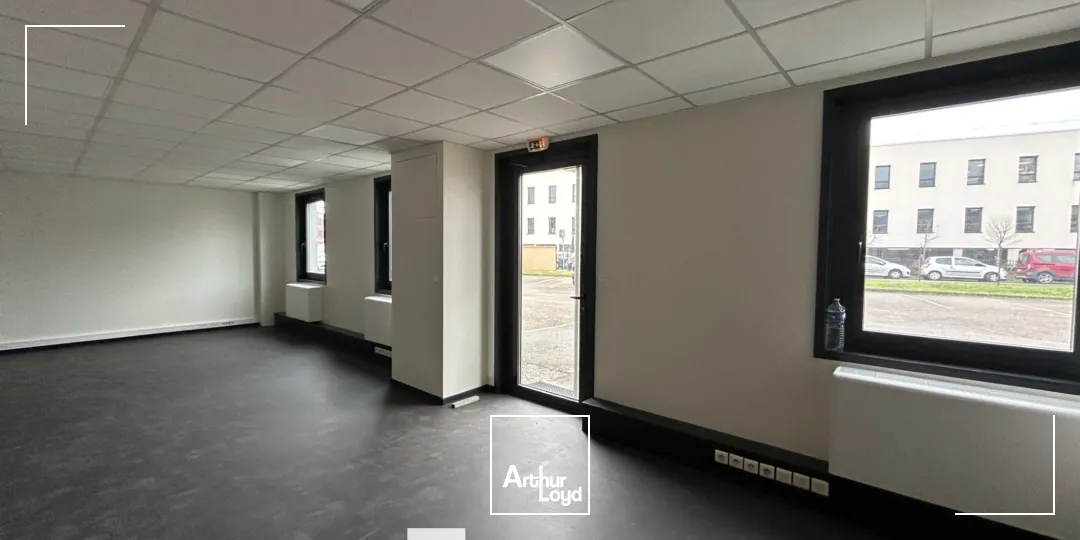 A louer - Local d'activités dans un parc d'activités sécurisé avec stationnements privatifs - Dardilly