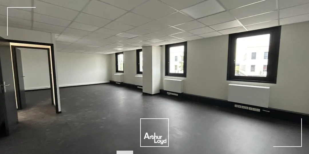 A louer - Local d'activités dans un parc d'activités sécurisé avec stationnements privatifs - Dardilly