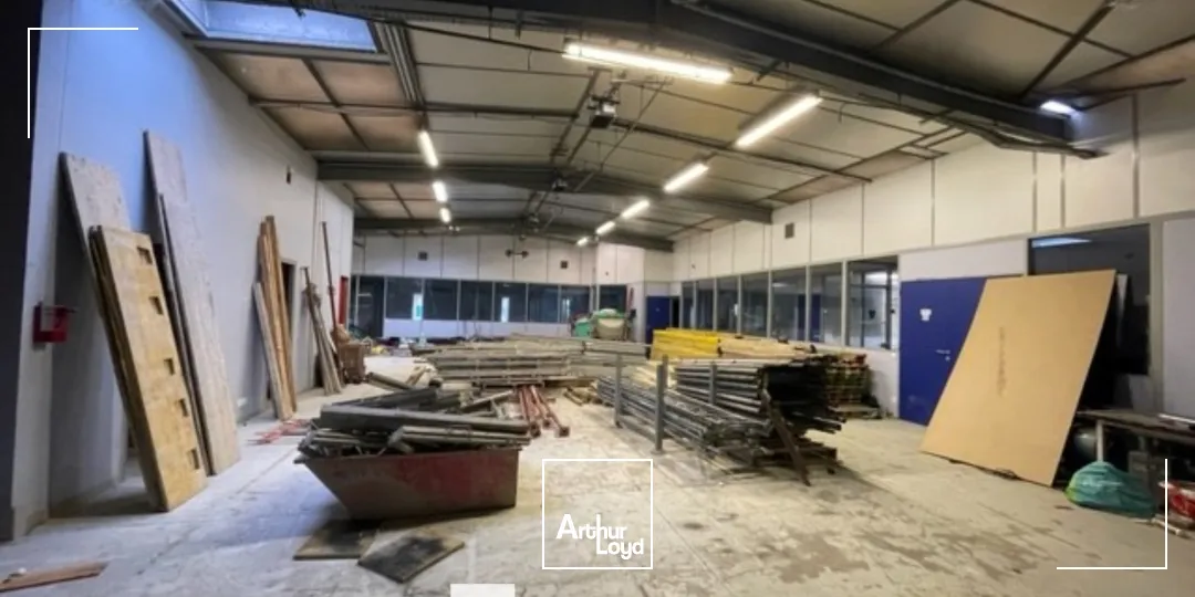 A vendre - Bâtiment professionnel indépendant avec un entrepôt à usage de stockage - Ambérieux