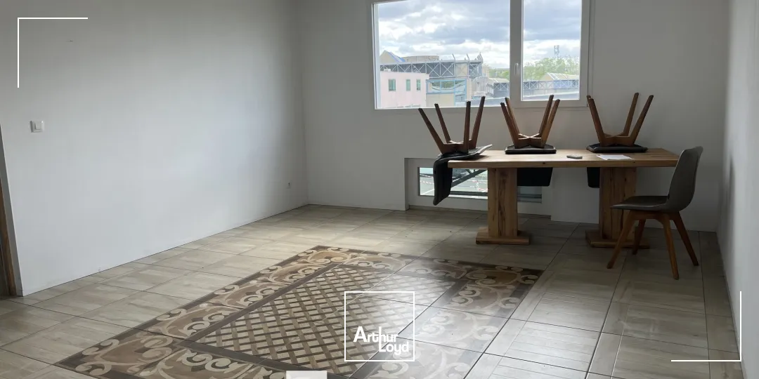 A louer - plusieurs lots d'activités à partir de 108 m² avec un portail automatique - Vénissieux