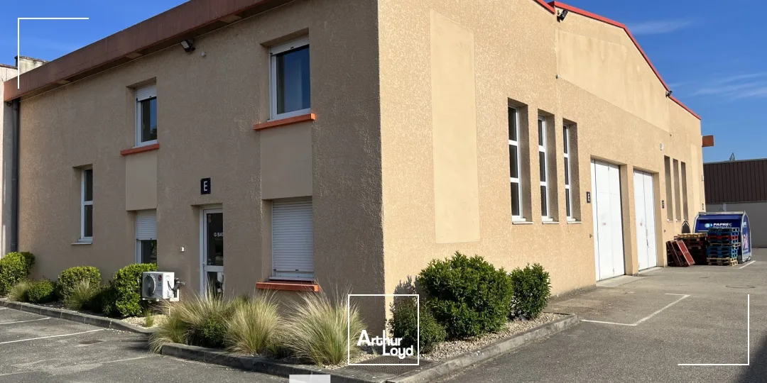 A louer - Locaux d'activités avec entrepôt d'une hauteur sous plafond de 5,5 m - Toussieu