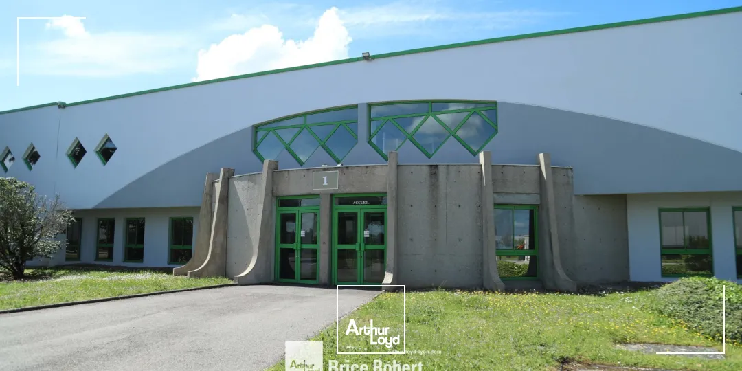 A louer - Locaux d'activités de 1 091 et 1 108 m² avec portes à quais et porte sur rampe - Genas