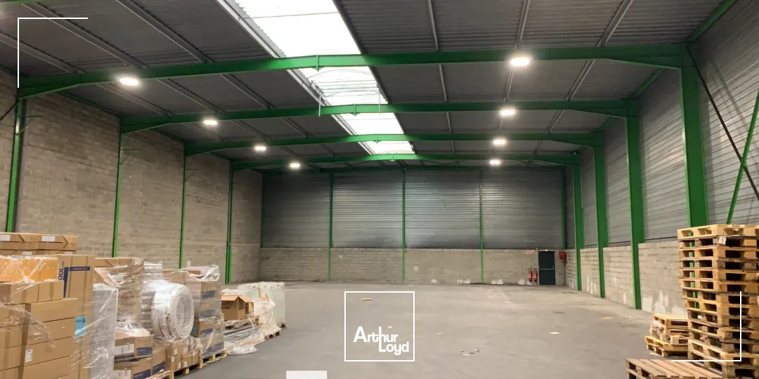 A louer - Locaux d'activités de 1 091 et 1 108 m² avec portes à quais et porte sur rampe - Genas