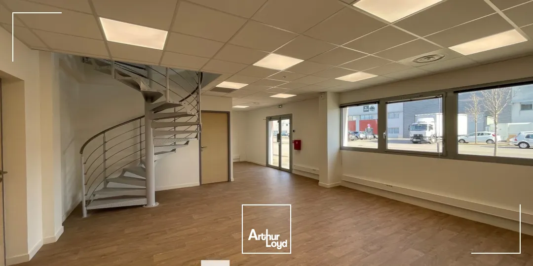 A louer - Locaux d'activité sur terrain clos - Saint Priest