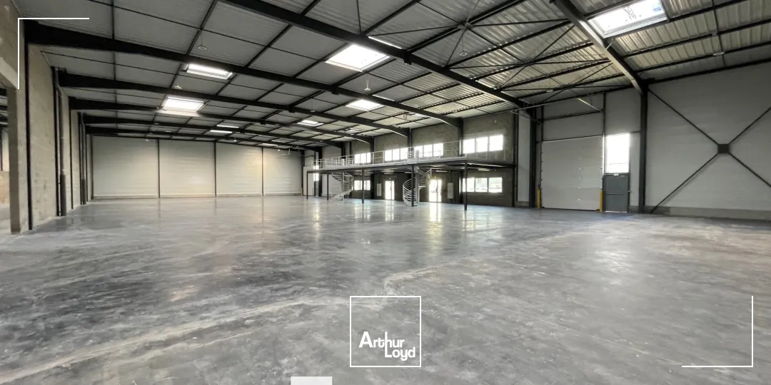 A louer - Locaux d'activité sur terrain clos - Saint Priest