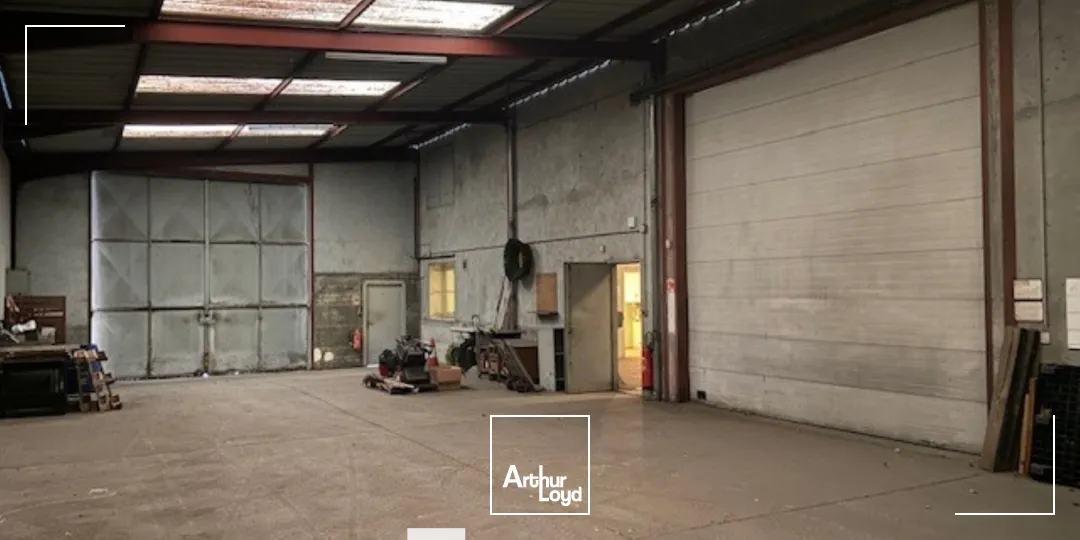 A LOUER - Locaux d'activités - SAINT LAURENT DE MURE