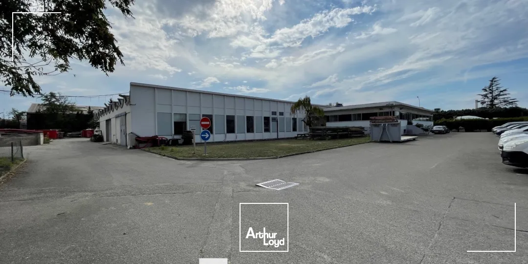 Bâtiment industriel avec grande surface de stockage, bureaux climatisés et locaux sociaux à acheter - à Meyzieu