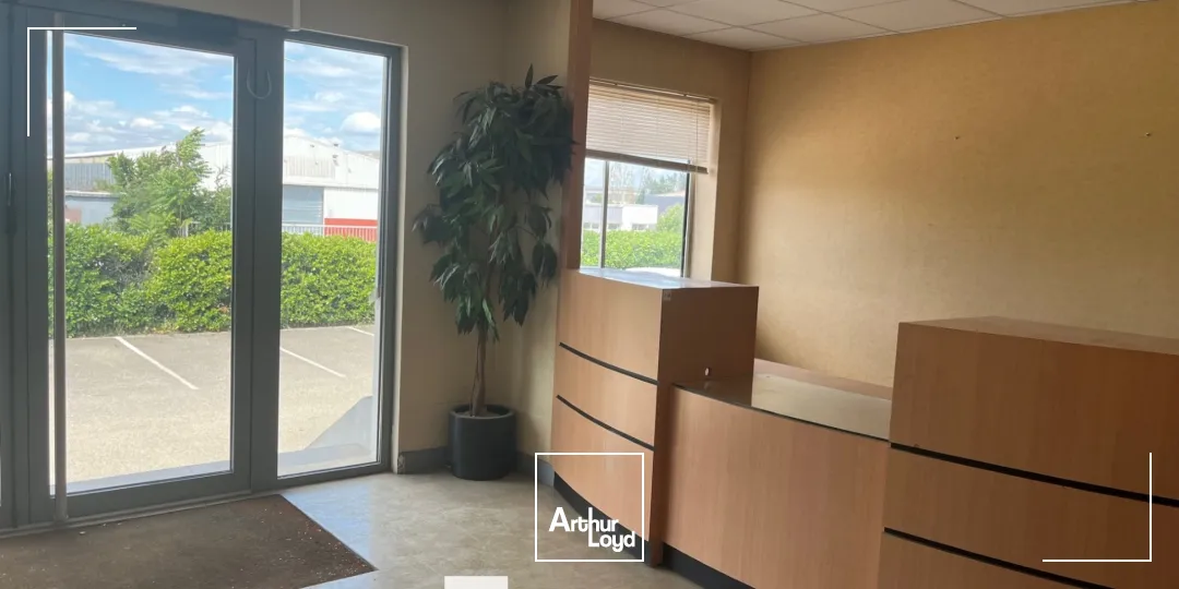 Bâtiment industriel avec grande surface de stockage, bureaux climatisés et locaux sociaux à acheter - à Meyzieu