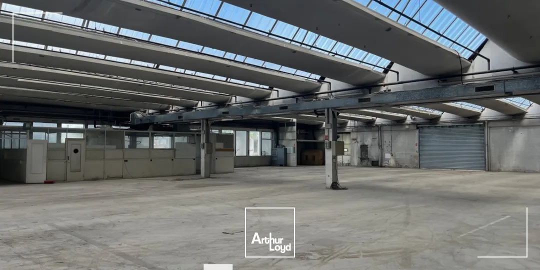 Bâtiment industriel avec grande surface de stockage, bureaux climatisés et locaux sociaux à acheter - à Meyzieu