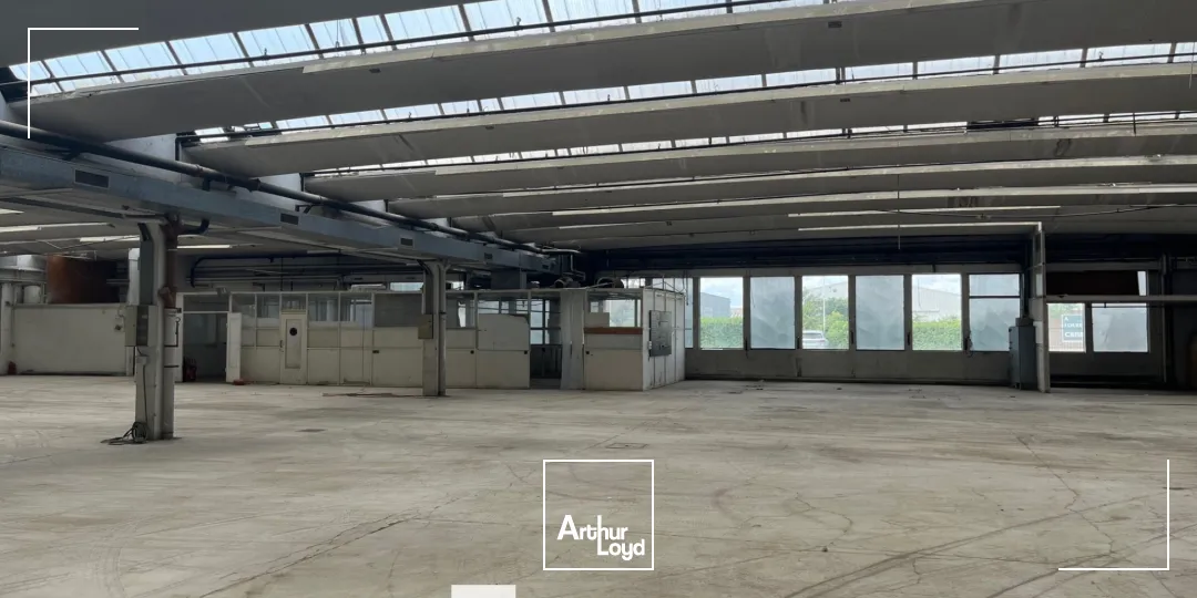 Bâtiment industriel avec grande surface de stockage, bureaux climatisés et locaux sociaux à acheter - à Meyzieu