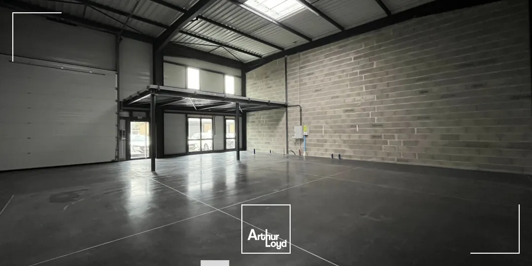 A LOUER - Local d'activité dans parc neuf - CHASSIEU