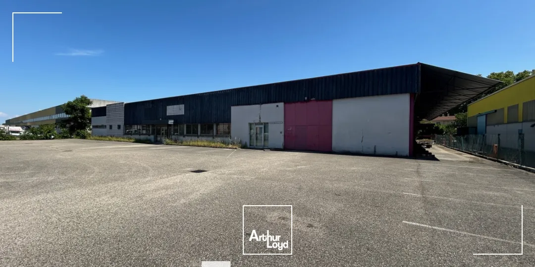 A vendre - Bâtiment d'activités avec espace extérieur - Vaulx-en-Velin
