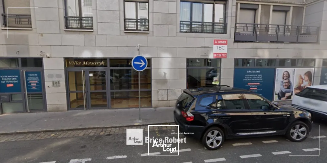 A vendre - Locaux commerciaux avec linéaires vitrines - MEYZIEU